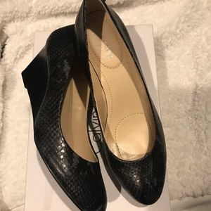 BRAND NEW 🌟Calvin Klein Saxton Wedge-Snake Prints